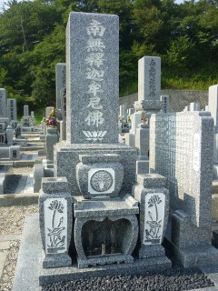 椿石を使った和式三段のお墓の施工例01