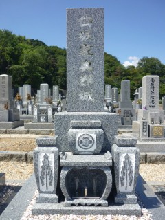 大島石を使った和式三段のお墓の施工例02