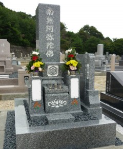 椿石を使った和式三段のお墓の施工例03