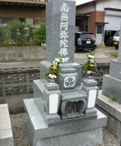 天山石を使った和式三段のお墓の施工例03