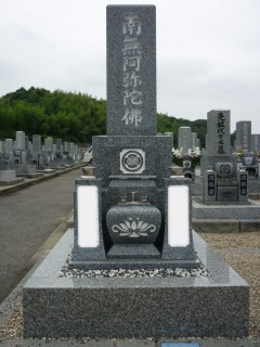 椿石を使った和式三段のお墓の施工例04