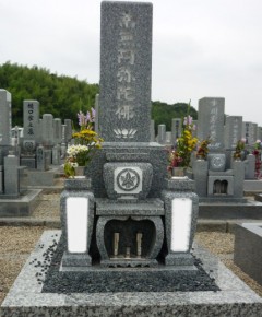 椿石を使った和式三段のお墓の施工例05